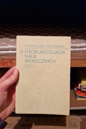 O OSOBLIWOSCIACH NAUK SPOLECZNYCH